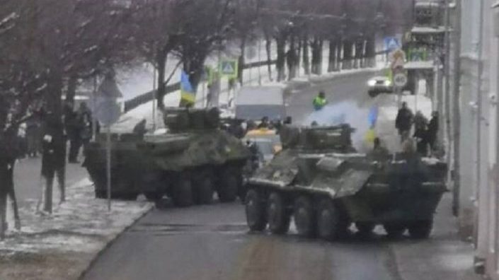 «ВСУ в России»: в центре Твери заметили военную колонну под флагами Украины