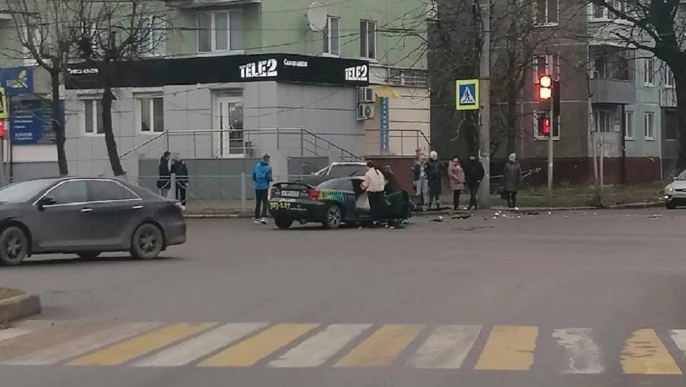 В Брянске у БУМ-сити после ДТП автомобиль вылетел на тротуар и едва не сбил пешеходов