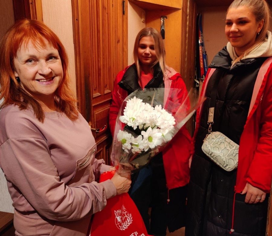 Брянские активисты Волонтерской роты поздравили женщин с международным Днем матери