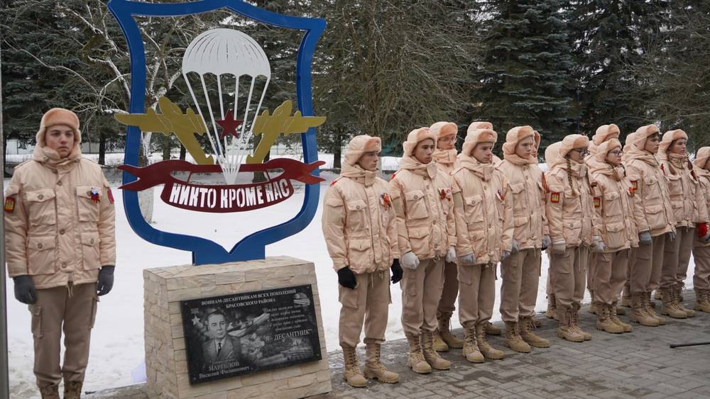 В Брасовском районе Брянской области открыли памятник воинам-десантникам всех поколений