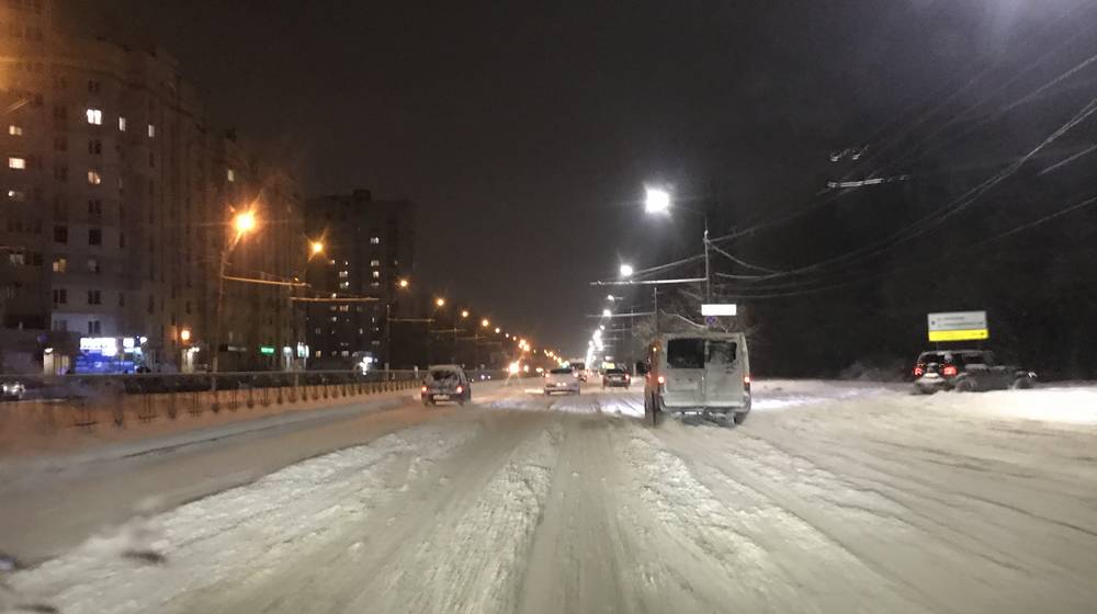 В Брянске коммунальщики приступили к борьбе с опасными снежными валами на дорогах