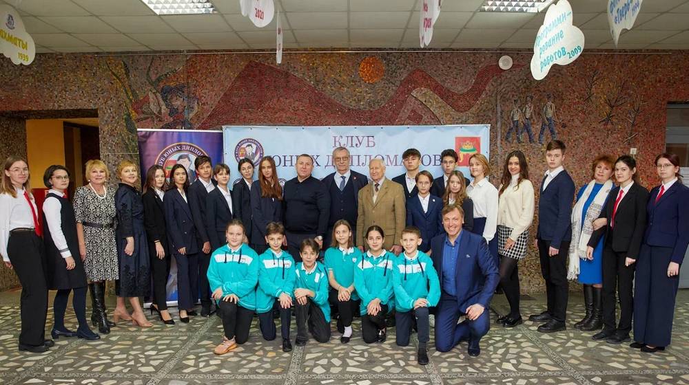 Вперед, юные дипломаты: Юрий Коробов об открытии еще одного клуба в РФ