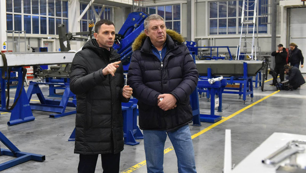 Брянский губернатор Богомаз оценил успехи импортозамещения на автокрановом заводе