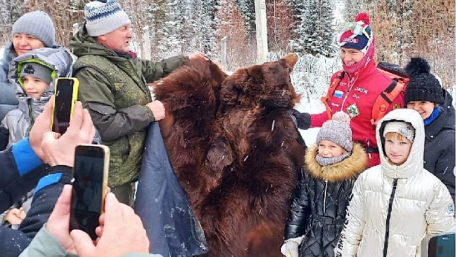 Брянскому лыжнику-чемпиону Александру Большунову болельщики подарили шкуру медведя