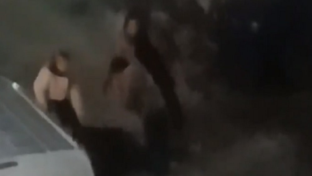 В Брянске сняли видео массовой драки с участием девушки во дворе многоэтажки