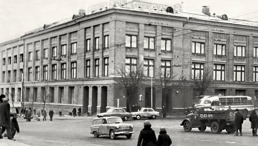 Жителям Брянска показали фотоснимок Центрального универмага в 70-е годы прошлого столетия