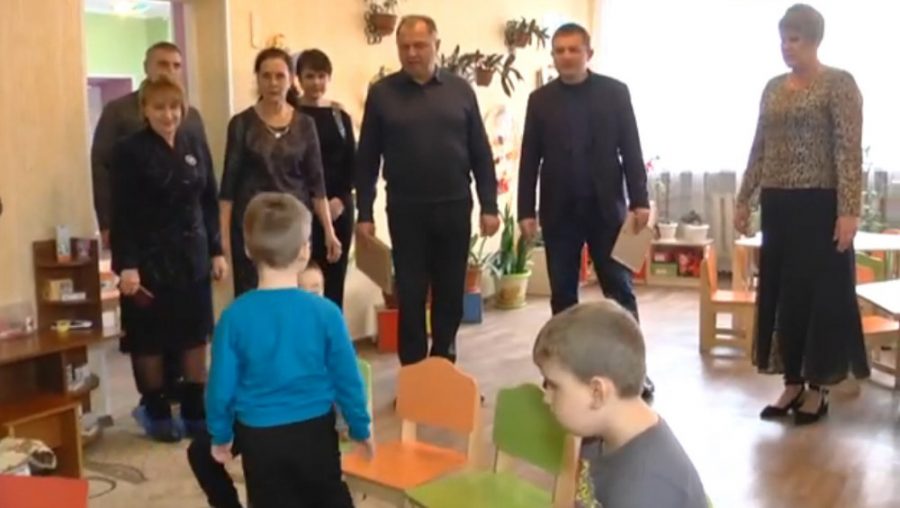 В луганской Брянке поблагодарили брянского губернатора Богомаза за ремонт детсада «Радуга»