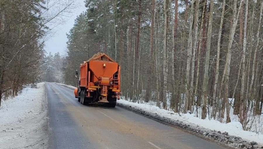 В Брянской области 19 ноября на борьбу со снегом выехали 60 дорожных машин
