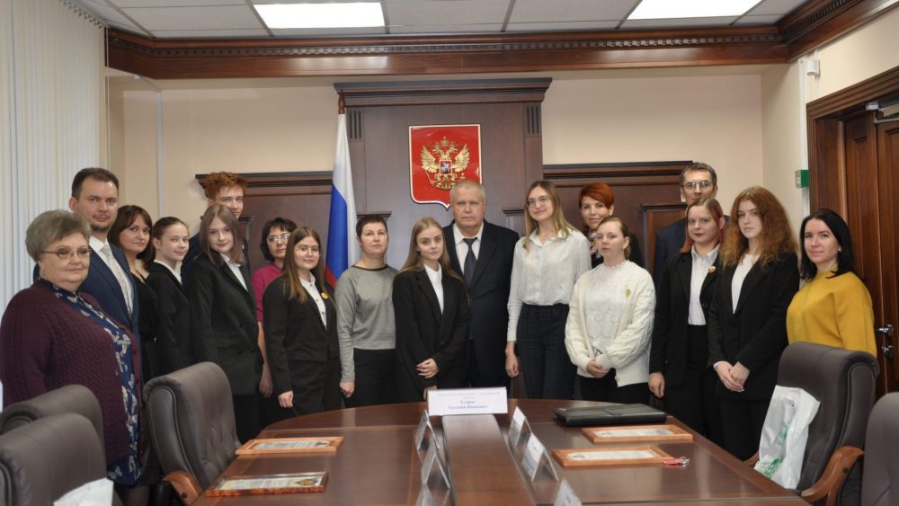 В Арбитражном суде Брянской области наградили победителей конкурса правового эссе