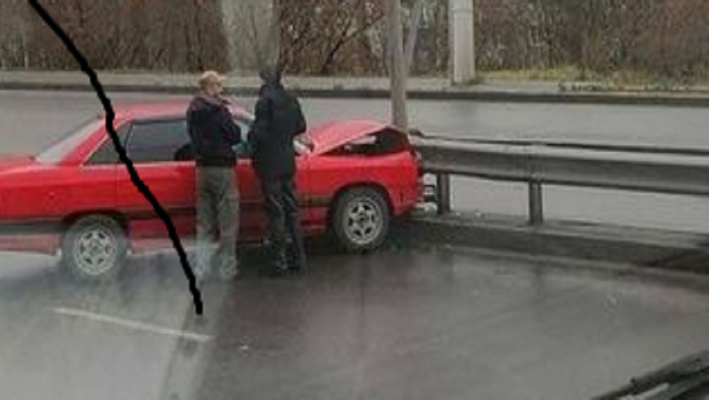 В Советском районе Брянска на улице Калинина водитель автомобиля Audi врезался в отбойник