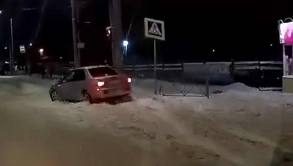 В Брянске сняли видео наезда легкового автомобиля на дорожный знак «Пешеходный переход»