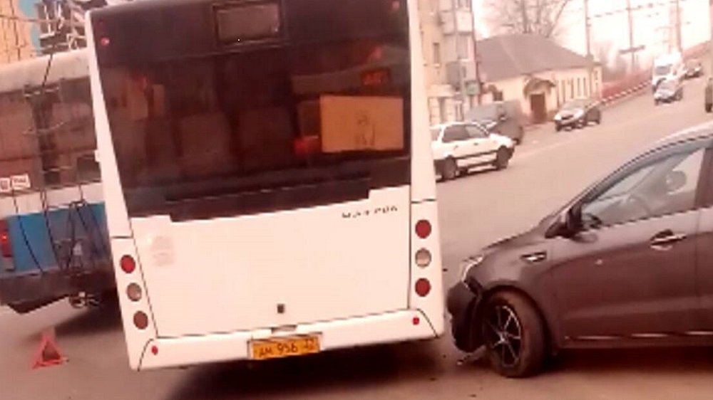 В Брянске в ДТП на улице Никитина попали автобус, троллейбус и легковой автомобиль