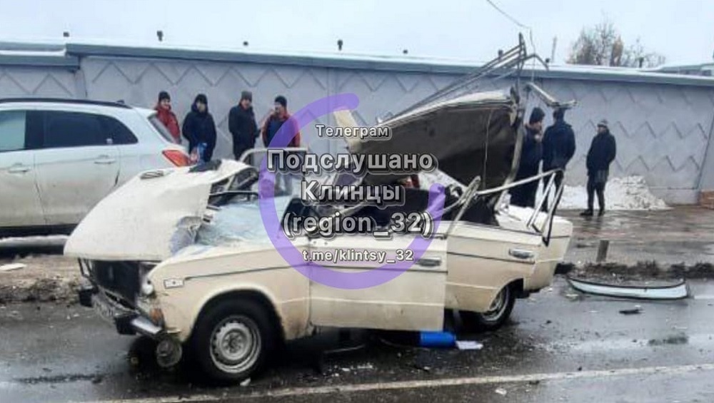 В Клинцах Брянской области произошло серьёзное ДТП с автокраном и легковым автомобилем