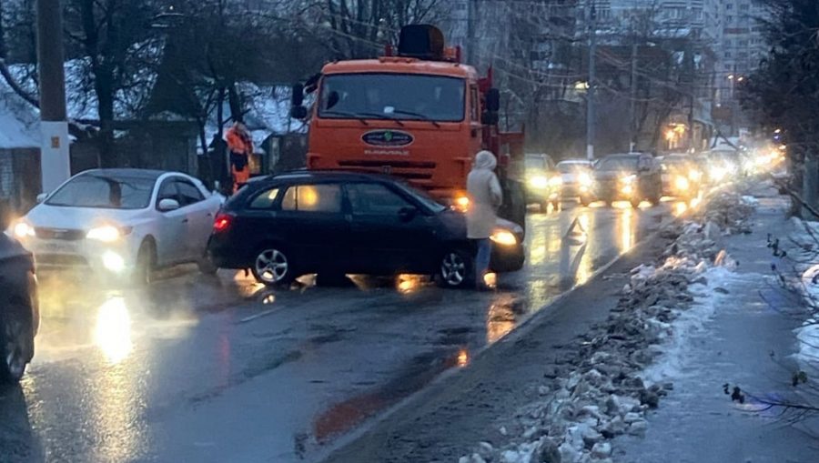 В Брянске на улице Фокина грузовик дорожной службы врезался в легковой автомобиль