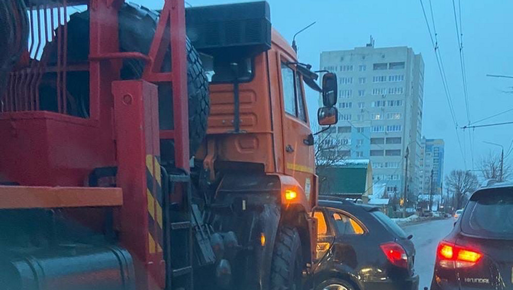 В Брянске на улице Фокина легковой автомобиль столкнулся с «КамАЗом» дорожников