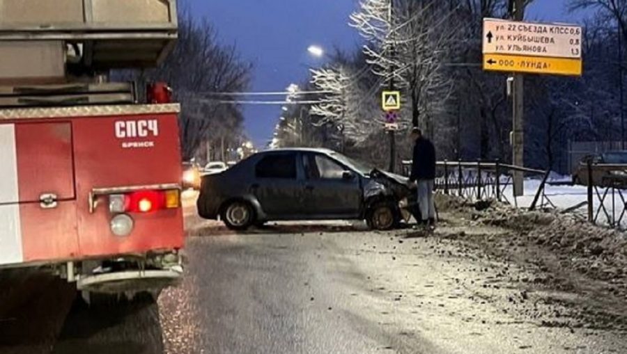 В Брянске легковой автомобиль врезался в дорожное ограждение возле моста на улице Литейной
