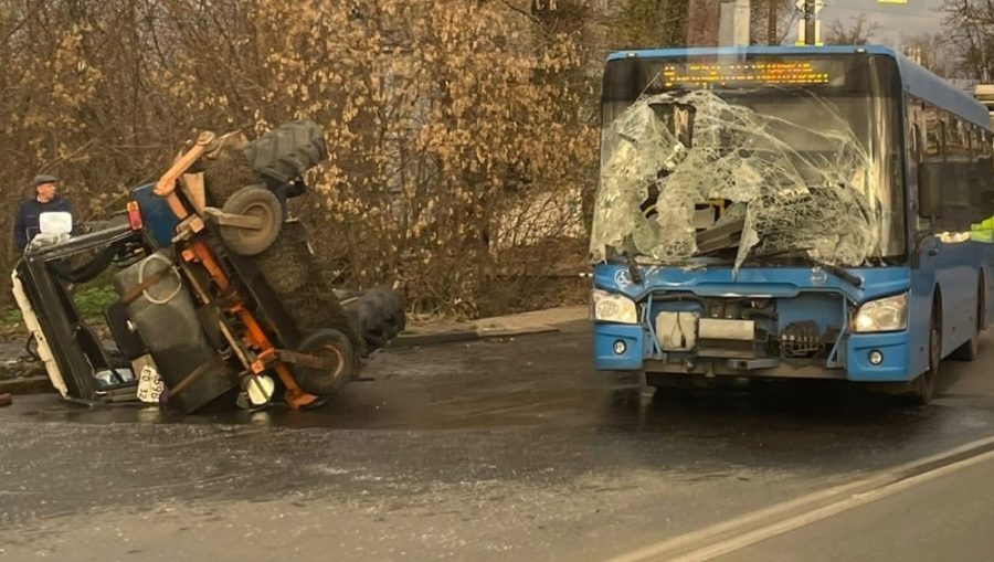 Возле железнодорожного вокзала «Брянск – I» утром 14 ноября столкнулись автобус и трактор
