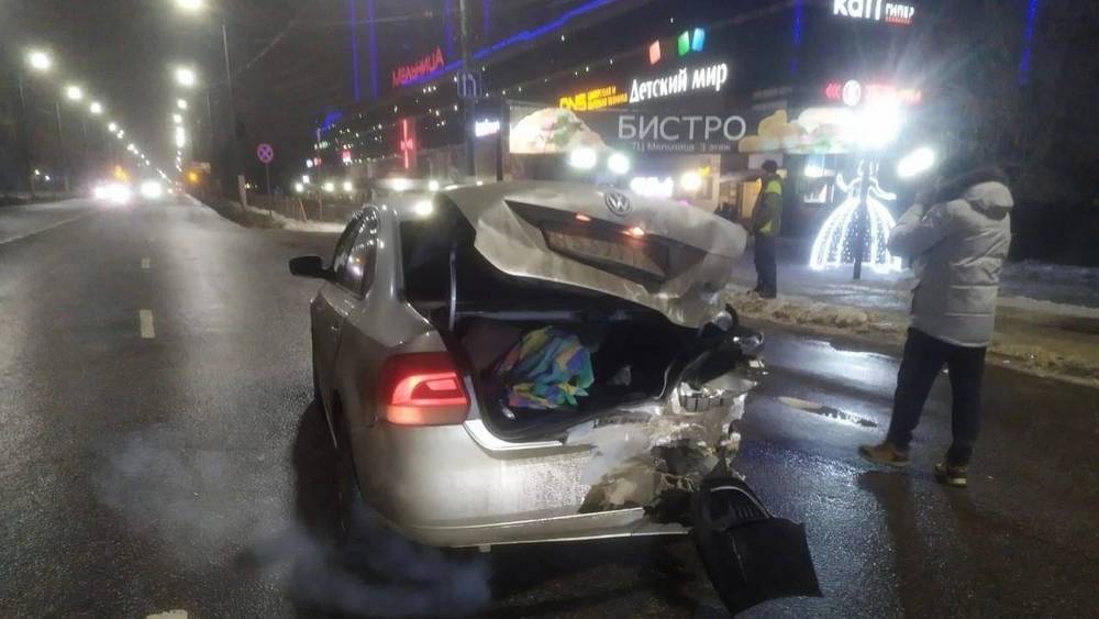 В Брянске возле ТЦ «Мельница» в ночное время протаранили легковой автомобиль