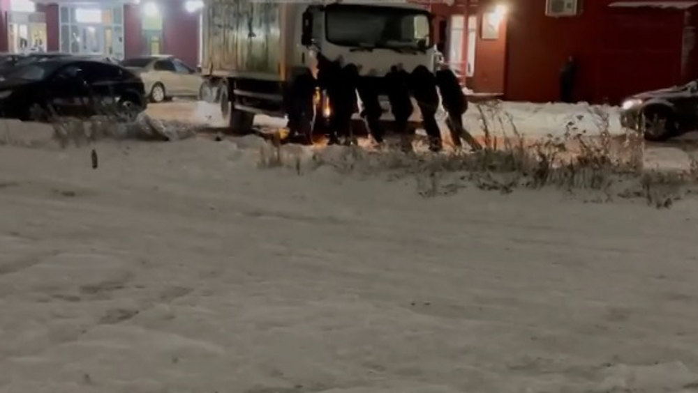 В Брянске прохожие смогли вызволить застрявший в снегу на улице Войстроченко грузовик