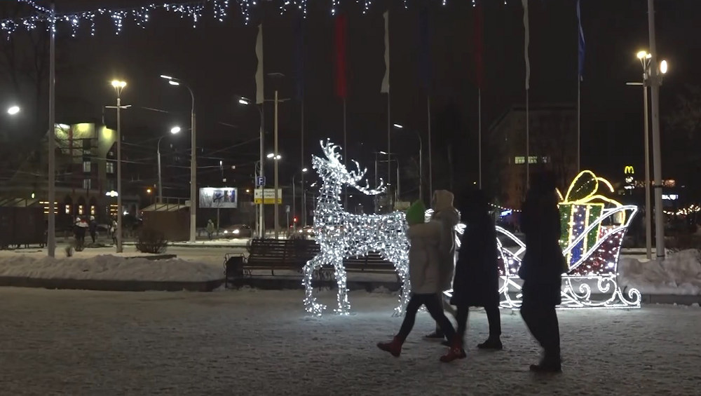 В Брянске для новогодних украшений площадей и улиц города используют имеющиеся инсталляции