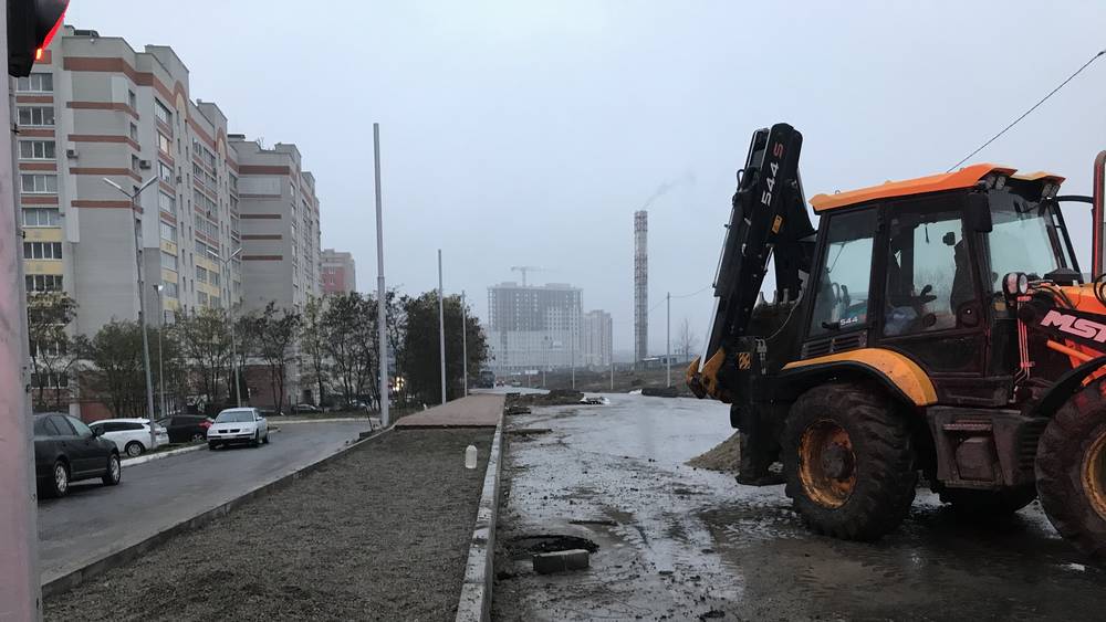 В Брянске вдоль новой дороги на Счастливой улице построили тротуар из плитки