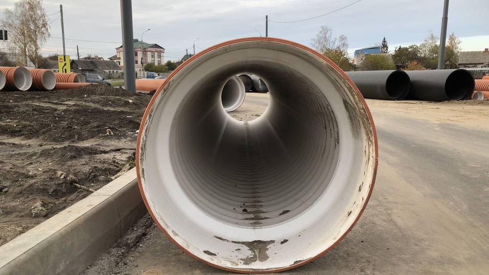 В Брянске на улице Ильи Иванова развернулось строительство ливневой канализации
