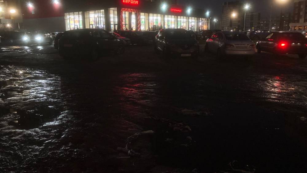 В Брянске на улице Горбатова среди грязи и луж торжественно открыли супермаркет Европа