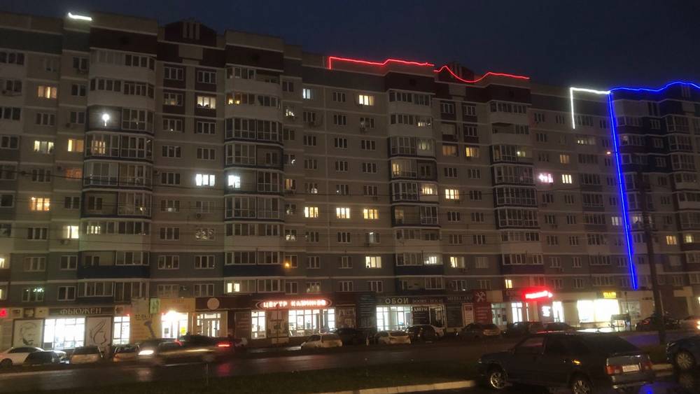 В Брянске потерпело крах лубочное искусство украшения цветными гирляндами многоэтажек