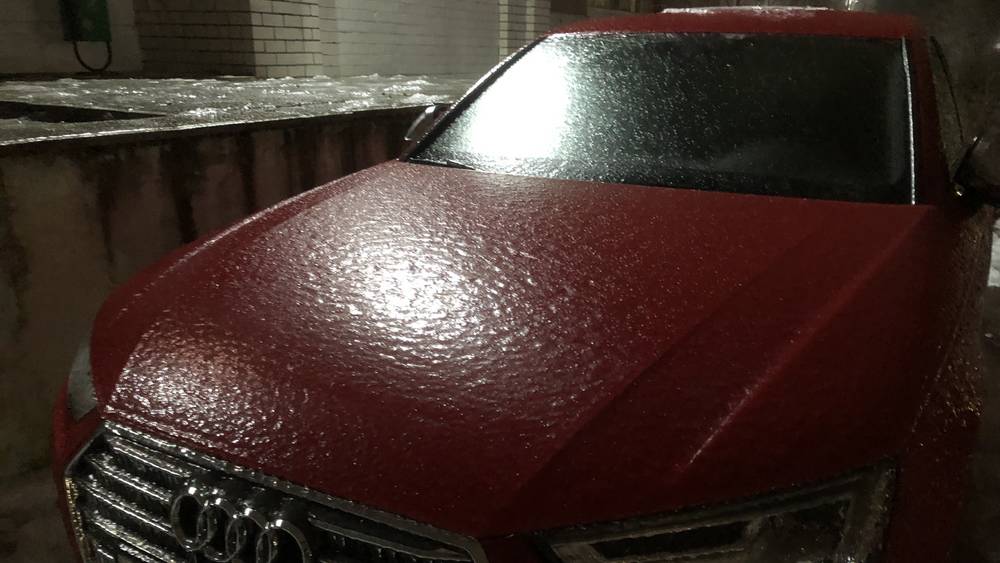 В Брянске после ледяного дождя автомобили покрылись эффектной глазурью