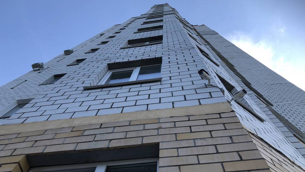 В Брянске мужчина погиб при падении с 10 этажа строящегося дома на улице Счастливой