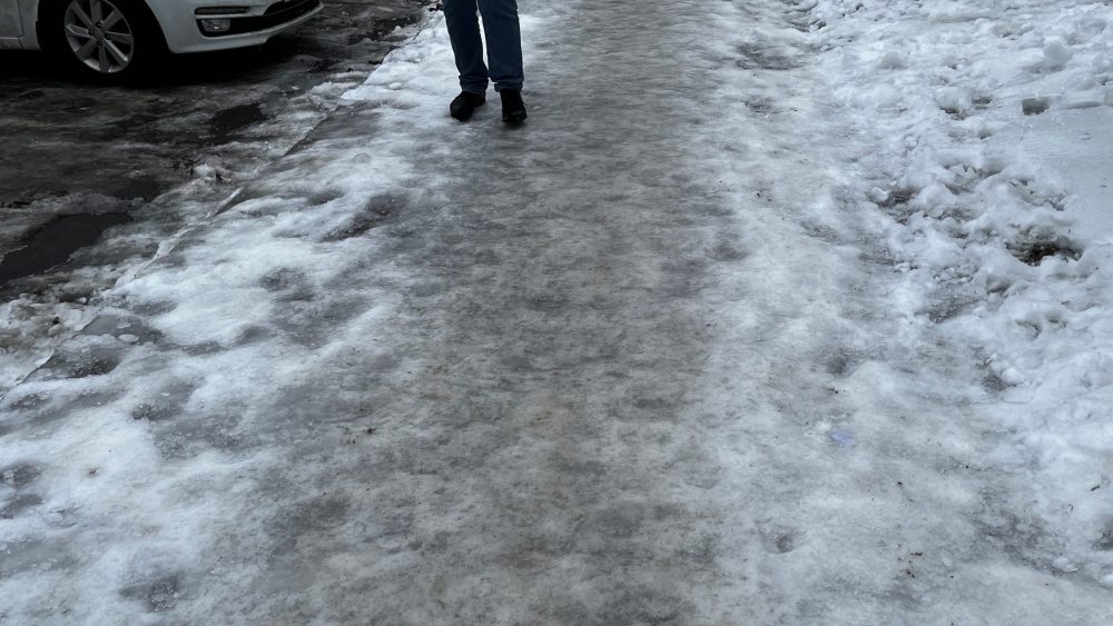 В Брянской области ночной мороз 30 ноября превратил дороги в опасный каток