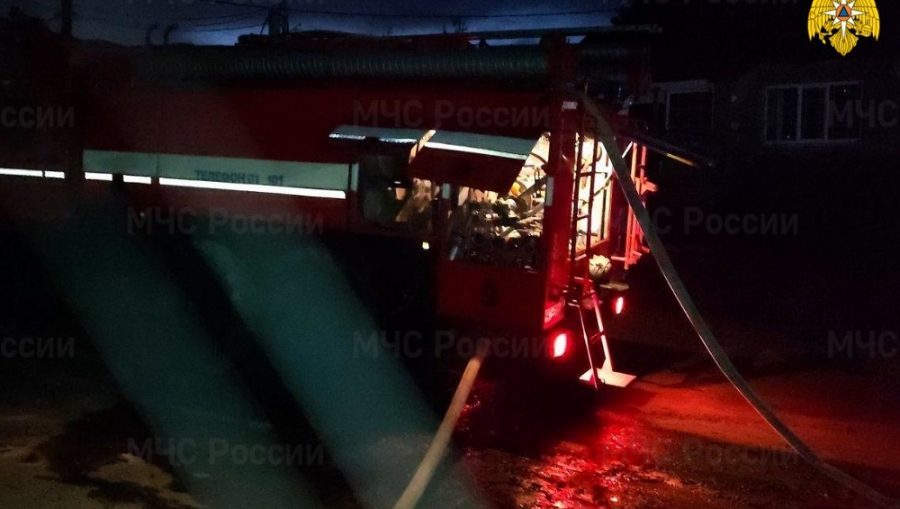 Под Брянском в селе Супонево утром 3 ноября пожарные потушили горевший склад