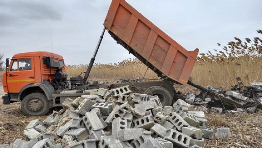 В Фокинском районе Брянска водитель КамАЗа устроил свалку из строительных отходов в поле