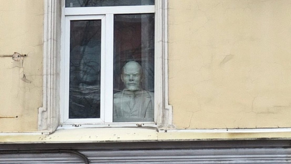 Жителей Брянска удивил стоящий за окном Ленин