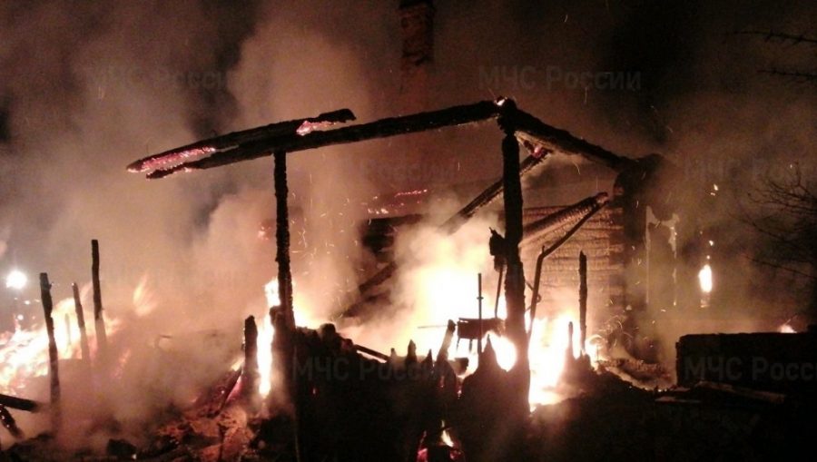 Под Навлей в брянском посёлке Клюковники крупный пожар в жилом доме потушили за пять часов