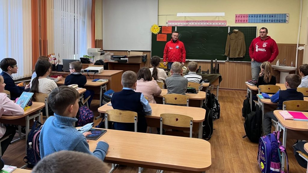 Брянские волонтеры провели урок мужества в Новодарковичской средней школе