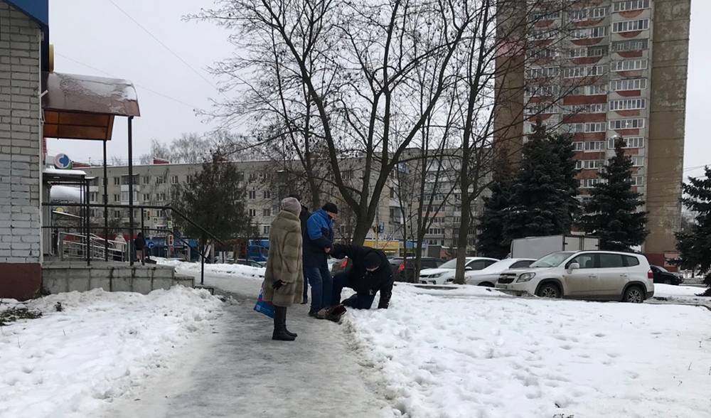 Сотни жителей Брянской области получили травмы на обледенелых тротуарах