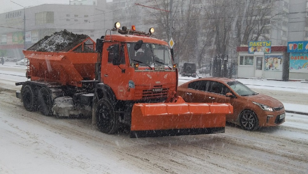 В Брянске 19 ноября на первую битву со снегом вышли более 50 бойцов с лопатами