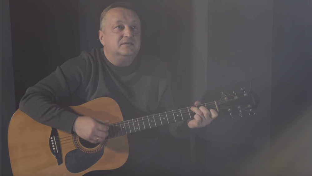Директор «Партизанской поляны» Михаил Корёнек снял клип для своей песни «Монах»
