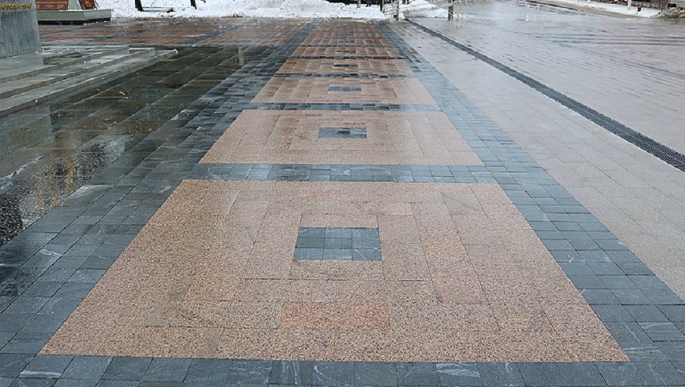 В Советском районе Брянска чиновники и депутаты оценили ремонт площади Партизан