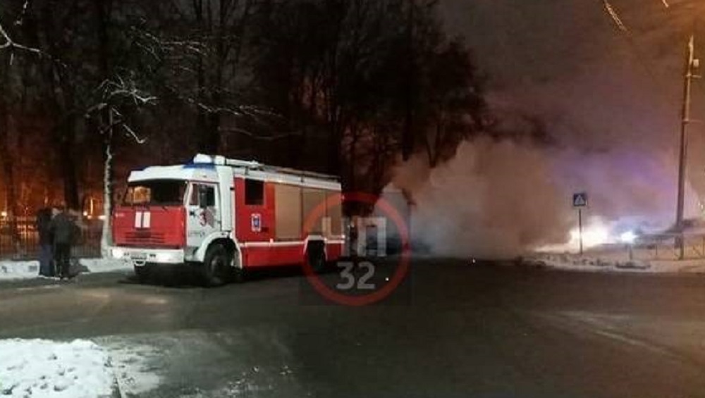 В Фокинском районе Брянска возле Дворца железнодорожников сгорел легковой автомобиль