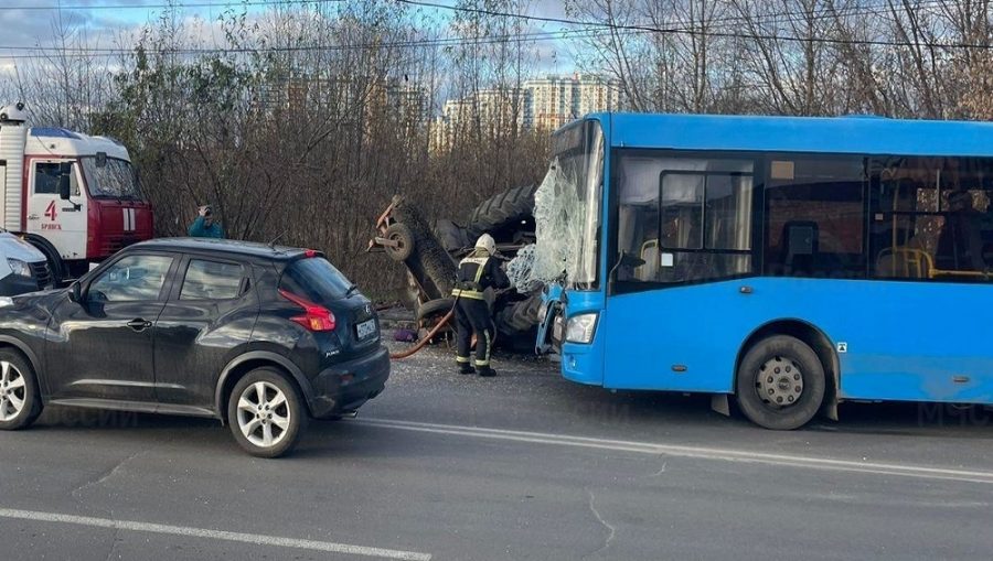 В ДТП с пассажирским автобусом и трактором у вокзала «Брянск – I» никто не пострадал