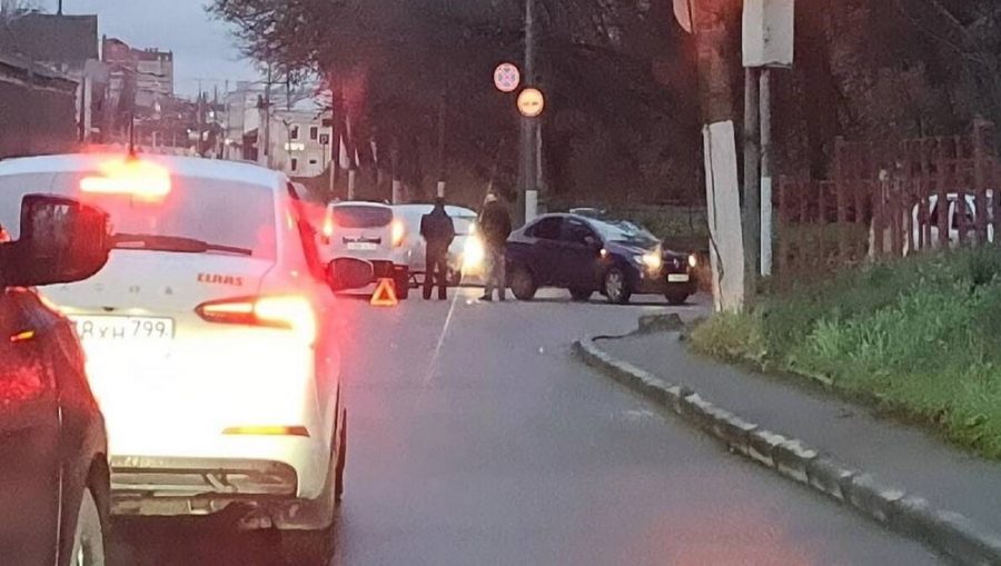 В Брянске из-за ДТП на улице Калинина образовалась автомобильная пробка
