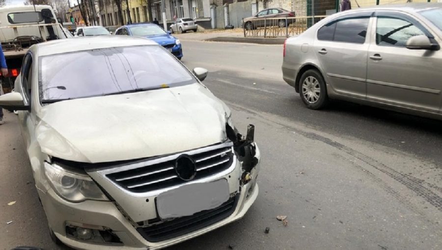 В Брянске 45-летний водитель Volkswagen разбил лоб в ДТП на проспекте Станке Димитрова
