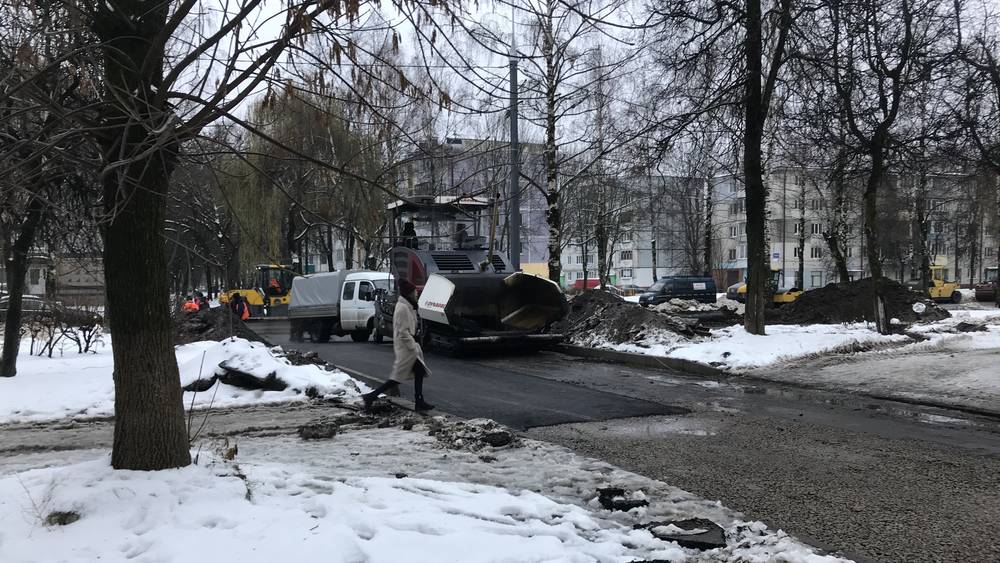 В Брянске на улице Крахмалева снег и лужи не помешали дорожникам укладывать асфальт