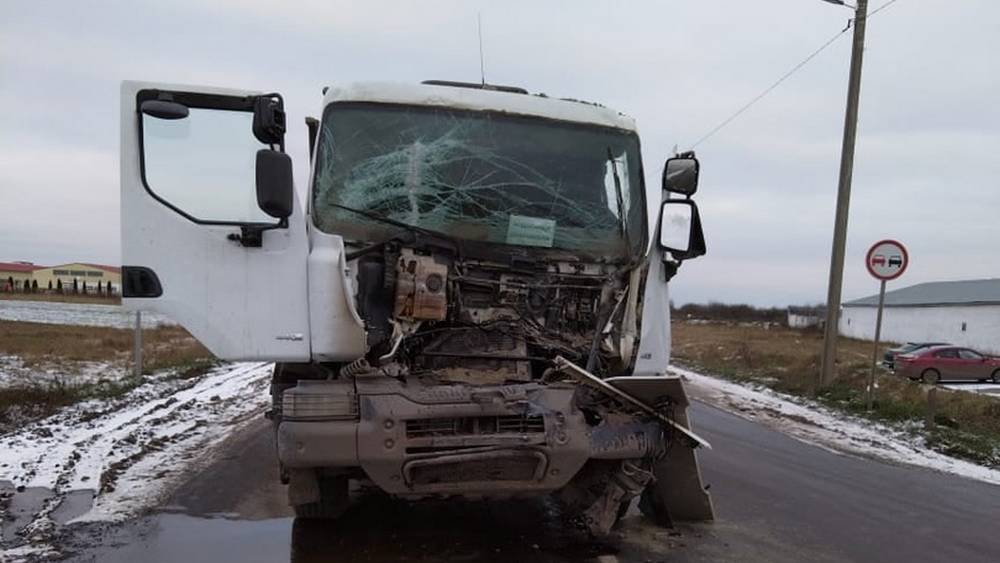 На трассе в Брянской области сняли видео столкновения двух самосвалов