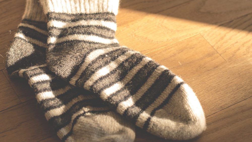 «Гниль человеческая»: связанные для бойцов СВО теплые носки оказались в продаже на рынке