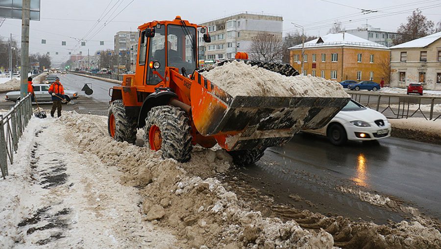 В Брянске дорожники назвали количество выпавшего снега близким к критическому