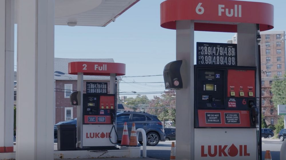 WSJ: «Лукойл» в обход санкций заправляет американские автомобили бензином