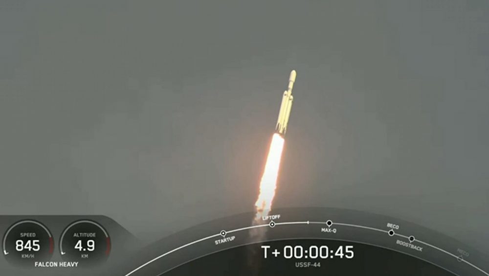 Компания SpaceX запустила сверхтяжелую ракету Falcon Heavy с секретной миссией